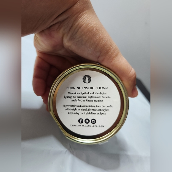 Yaletown Vancouver 6oz Honeysuckle  candle - Picture 4 of 6